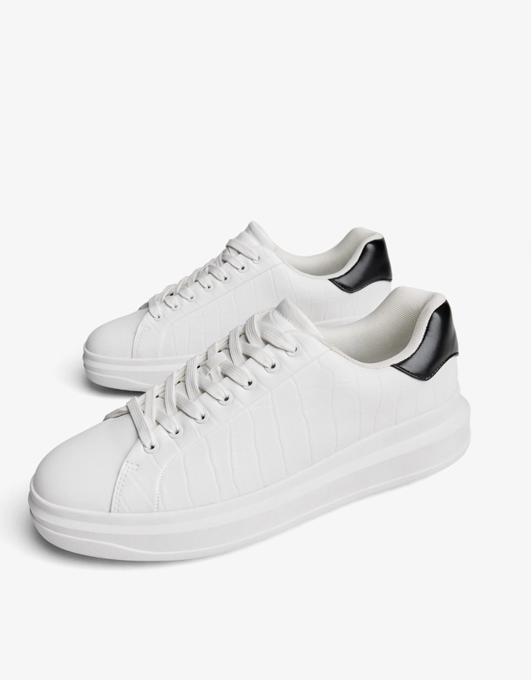 Кроссовки с объемной подошвой