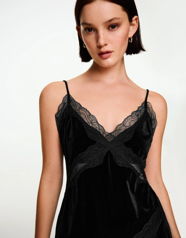 Мини-платье из бархата асимметричного кроя с кружевом