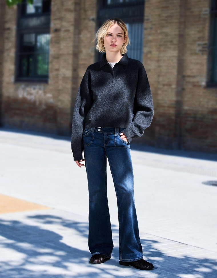 Джинсы клеш с вышивкой и карманами