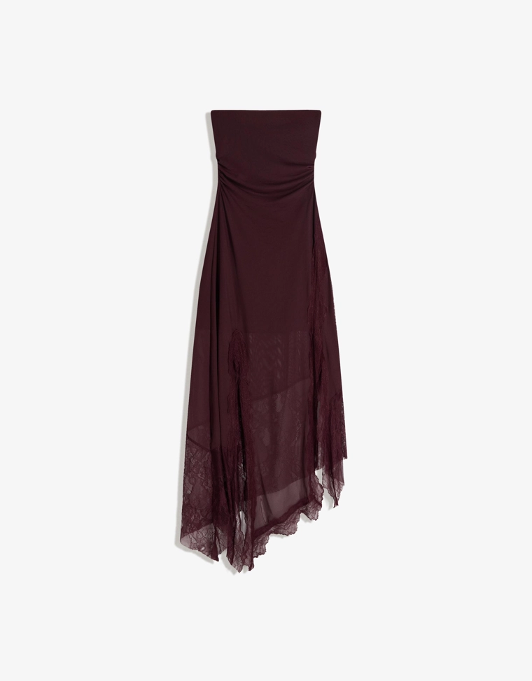 Асимметричное кружевное платье миди бандо из полупрозрачной ткани