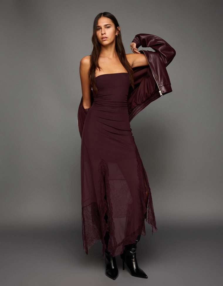 Асимметричное кружевное платье миди бандо из полупрозрачной ткани