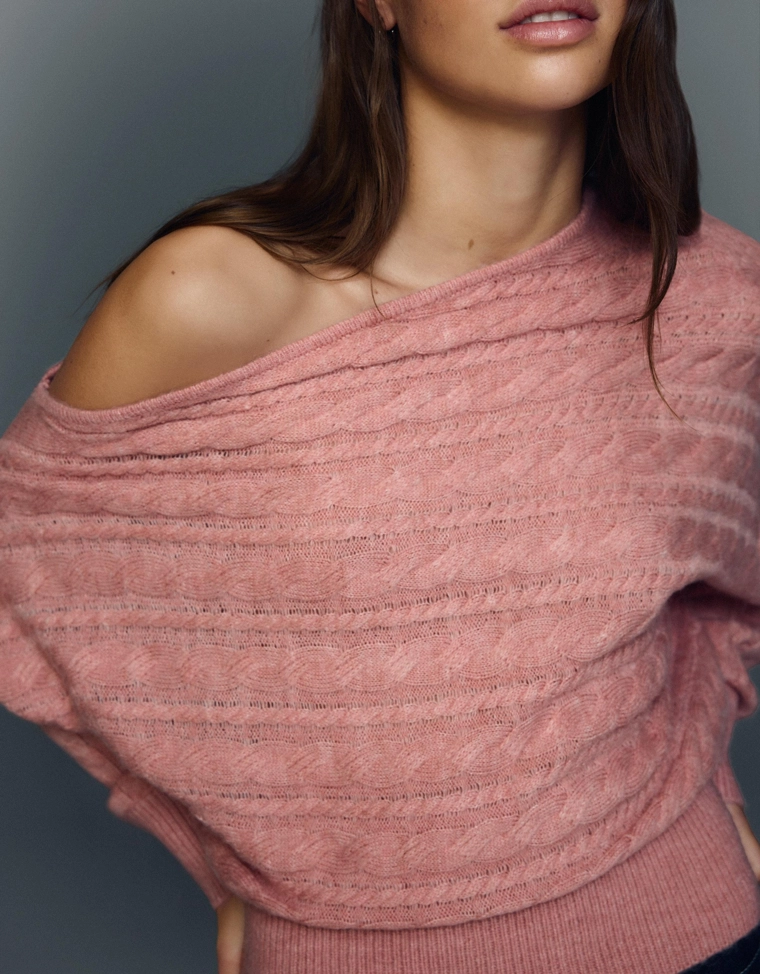 Асимметричный свитер с узором «косы»