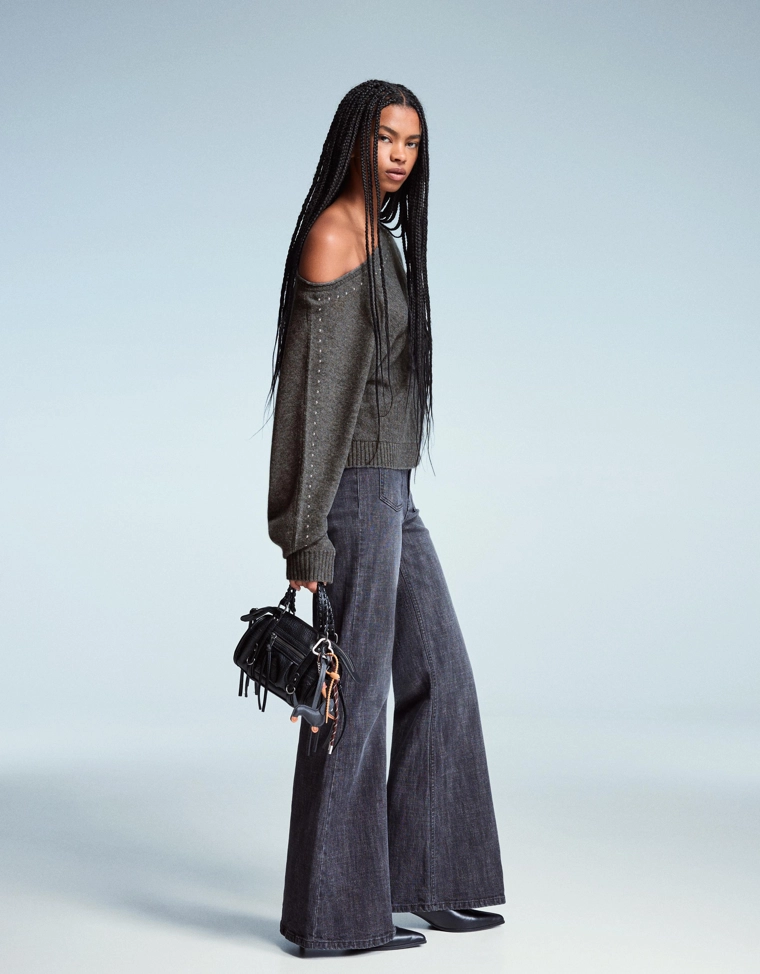 Свитер с вырезом «лодочка» и заклепками