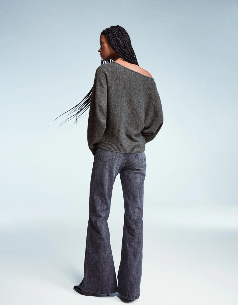 Свитер с вырезом «лодочка» и заклепками