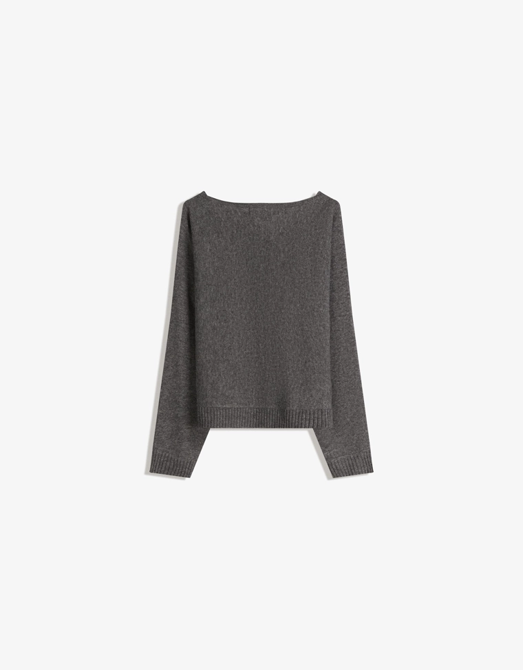 Свитер с вырезом «лодочка» и заклепками