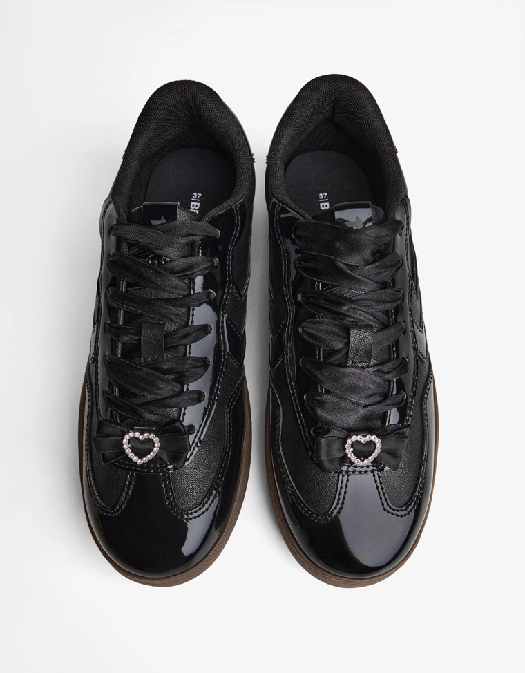 Ретро-кроссовки с шармами