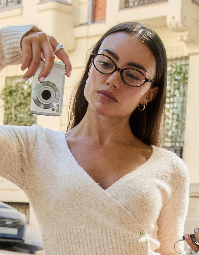 Солнцезащитные очки в овальной каучуковой оправе