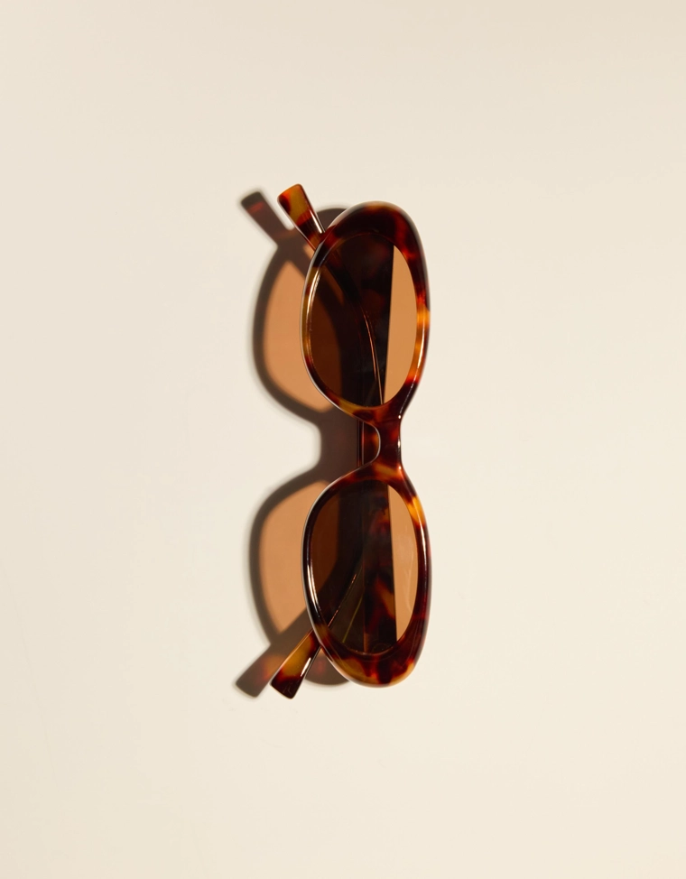 Солнцезащитные очки в оправе под черепаху