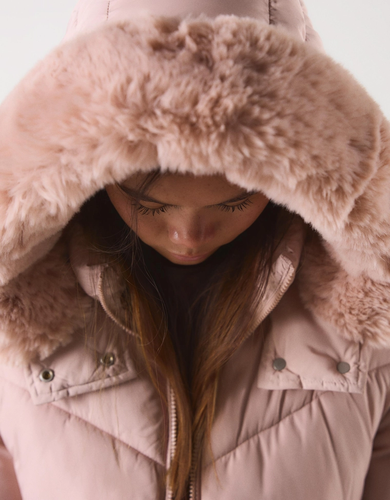 Пуховик из водоотталкивающей ткани с капюшоном и мехом
