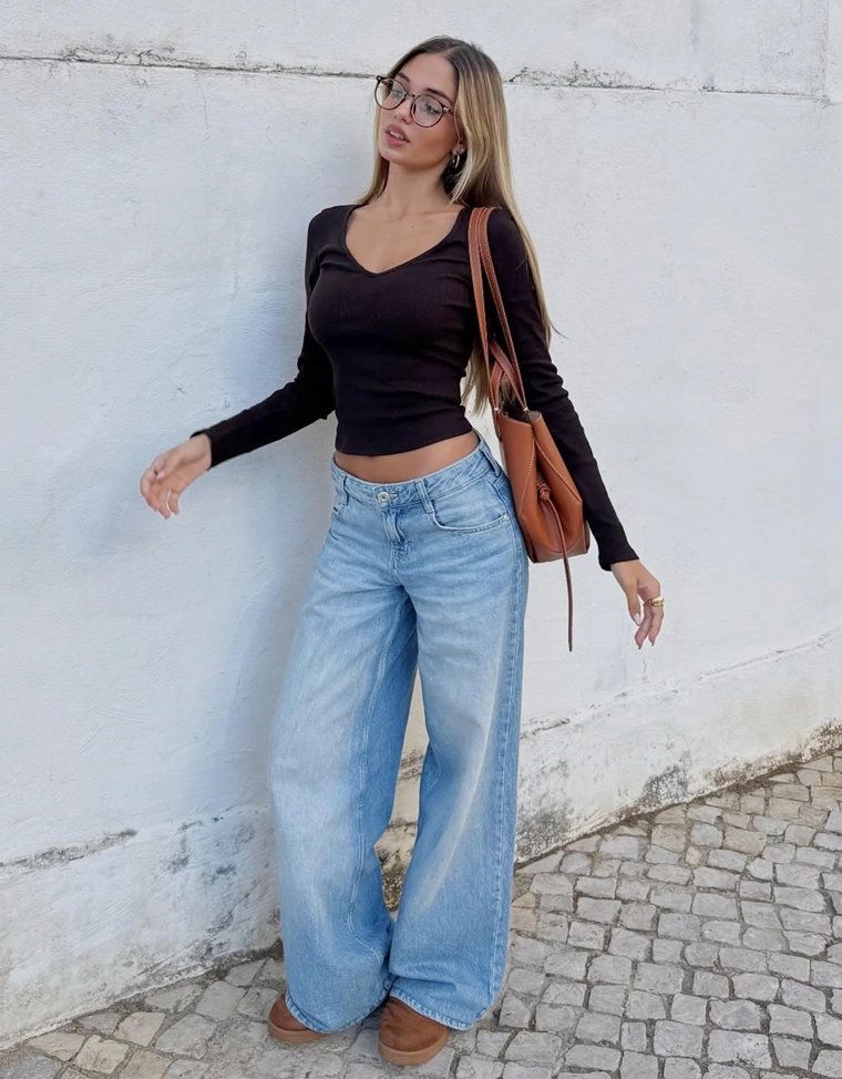 Джинсы с широкими штанинами и низкой посадкой