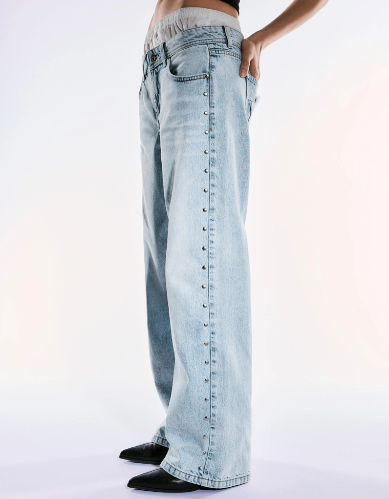 Джинсы свободного кроя с заклёпками-звёздами