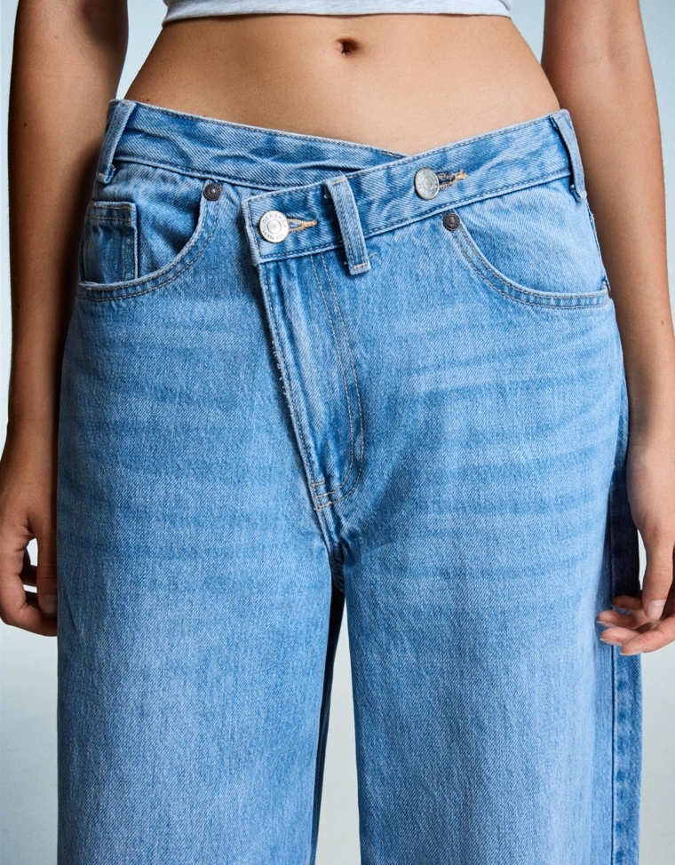 Джинсы с широкими штанинами и поясом на запахе