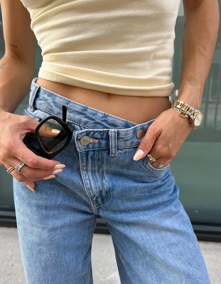 Джинсы с широкими штанинами и поясом на запахе