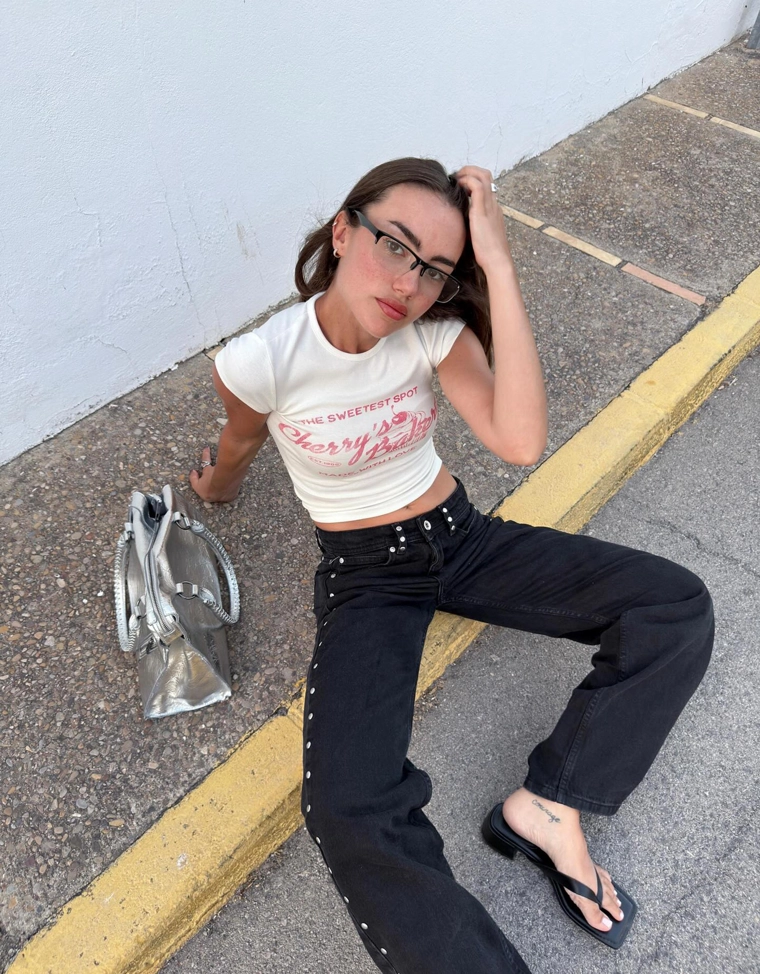 Джинсы свободного кроя с заклёпками-звёздами