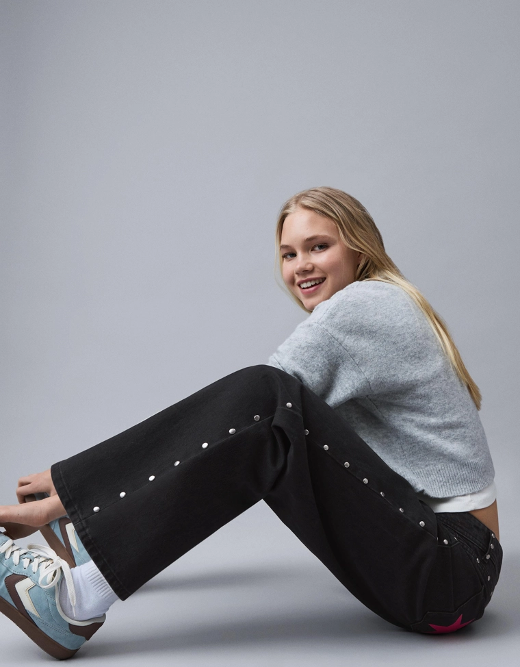 Джинсы свободного кроя с заклёпками-звёздами