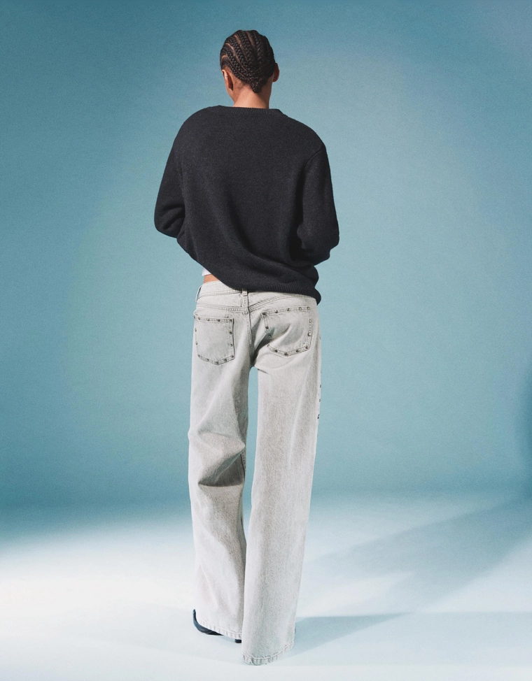 Джинсы свободного кроя с заклёпками-звёздами