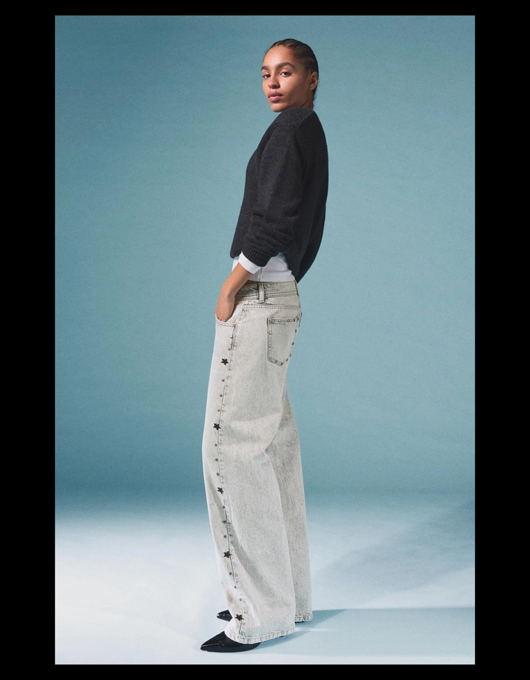 Джинсы свободного кроя с заклёпками-звёздами