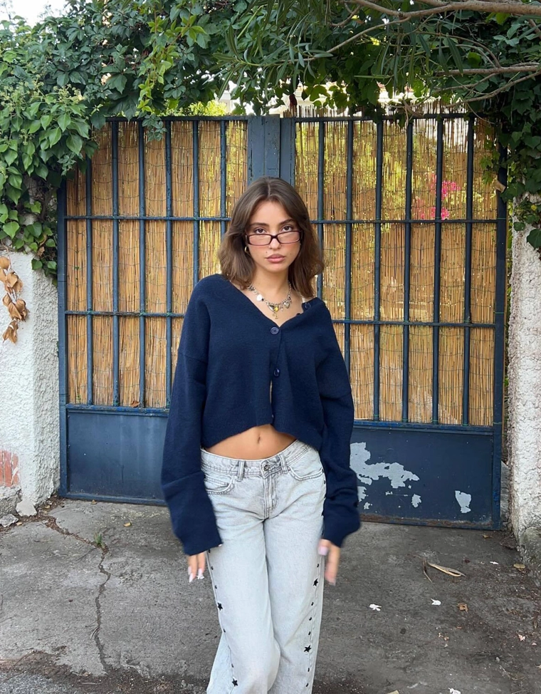 Джинсы свободного кроя с заклёпками-звёздами