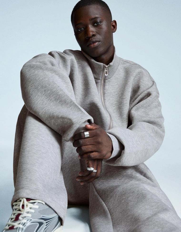 Брюки из высокотехнологичной ткани с защипами