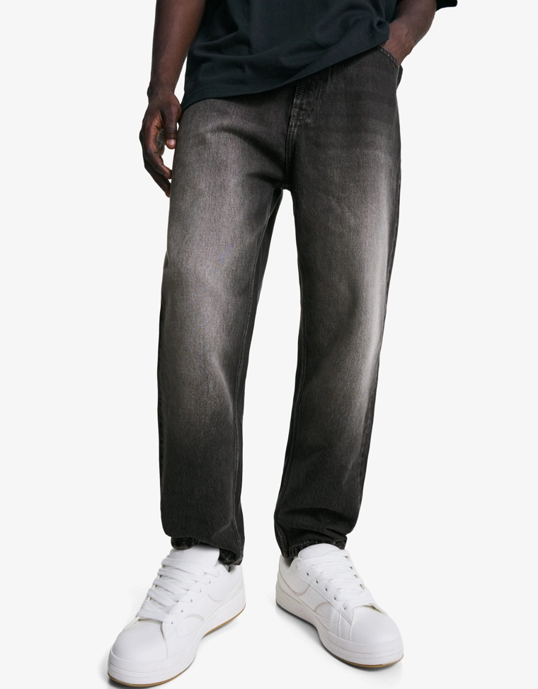 Джинсы свободного кроя, зауженные в нижней части