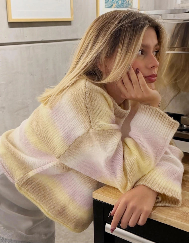 Многоцветный вязаный свитер