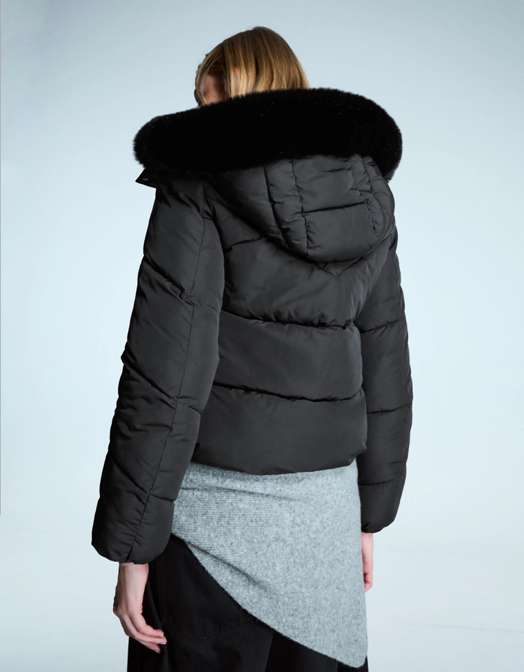 Пуховик из водоотталкивающей ткани с капюшоном и мехом