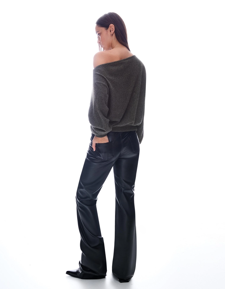 Свитер с заклепками