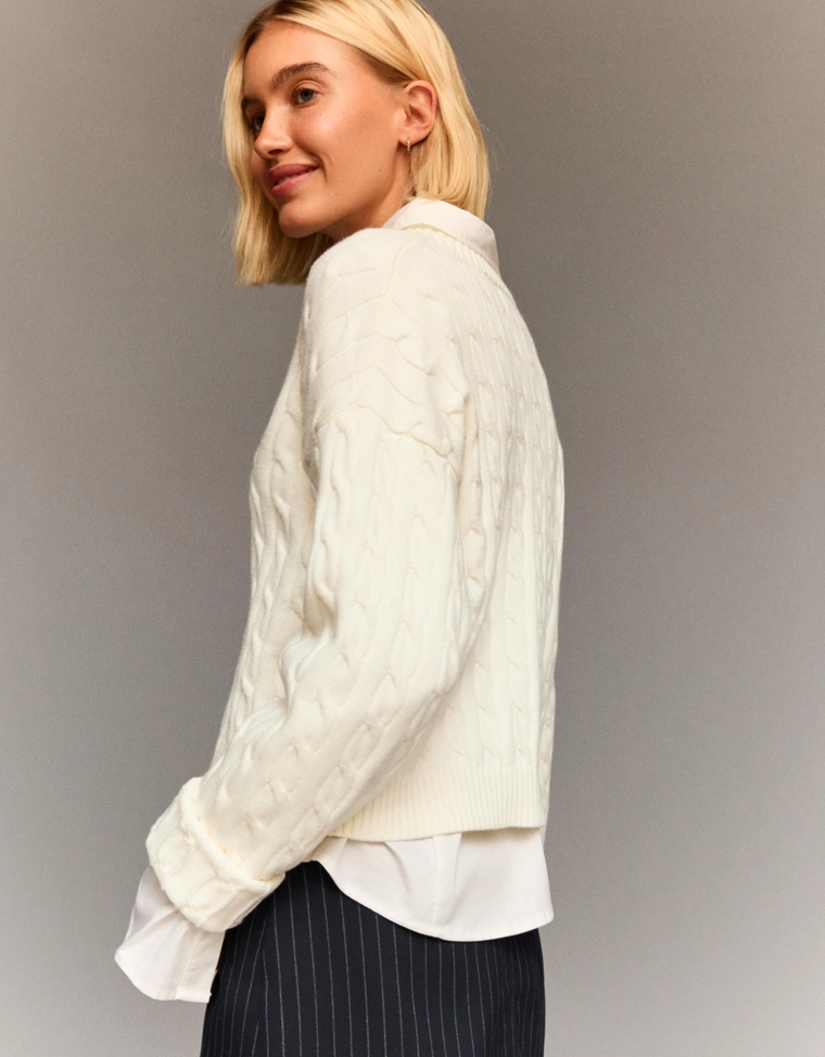 Свитер с узором косы и вышивкой