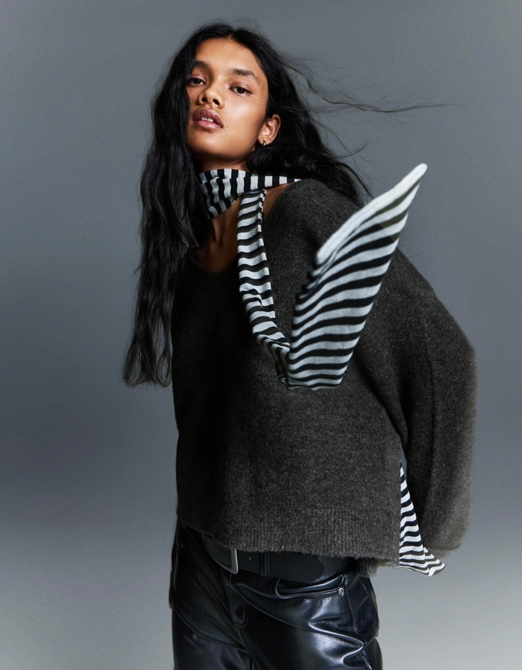 Свитер с V-образным вырезом и мягким прикосновением