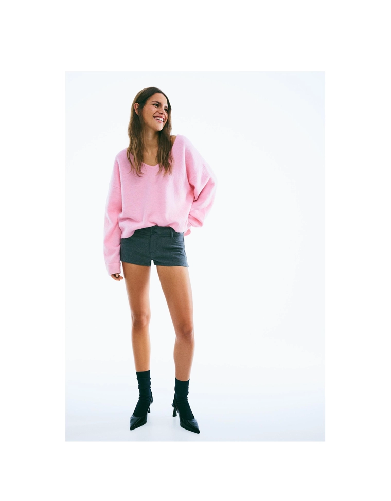 Свитер с V-образным вырезом и мягким прикосновением