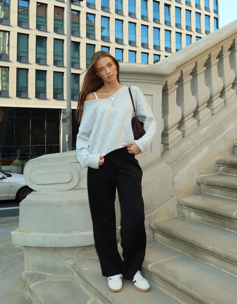 Свитер с V-образным вырезом и мягким прикосновением