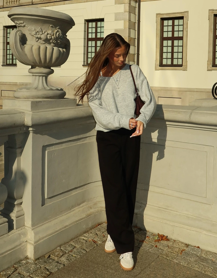 Свитер с V-образным вырезом и мягким прикосновением