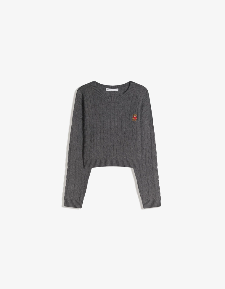 Свитер с узором косы и вышивкой