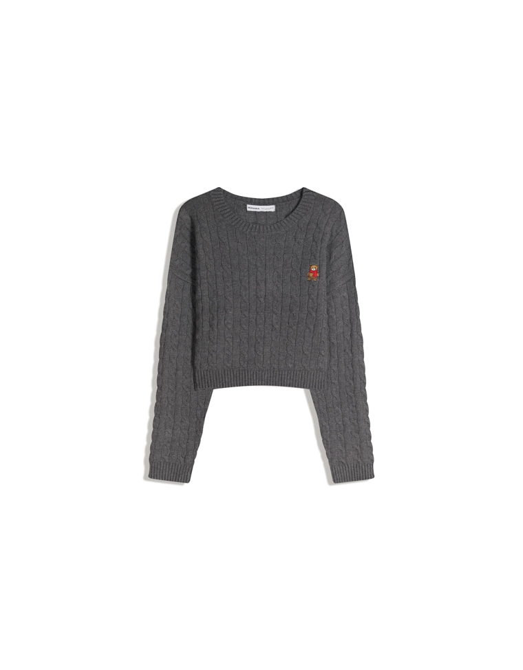 Свитер с узором косы и вышивкой