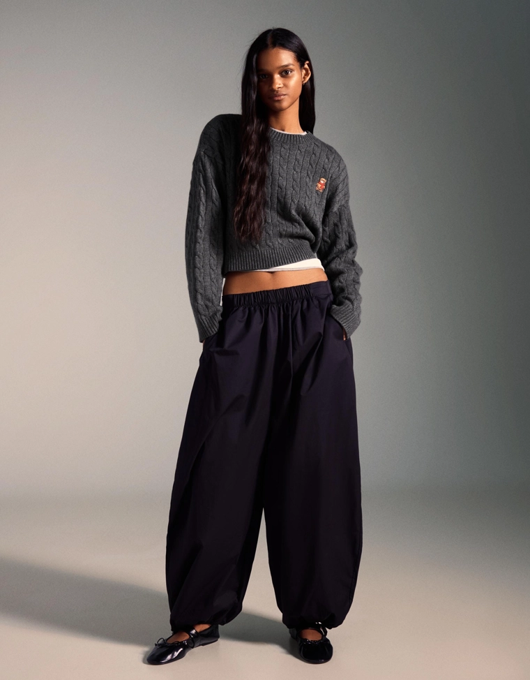 Свитер с узором косы и вышивкой