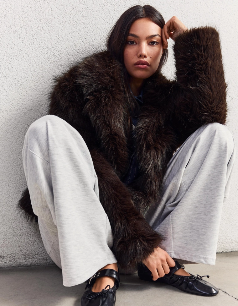 Пушистая куртка из искусственного меха