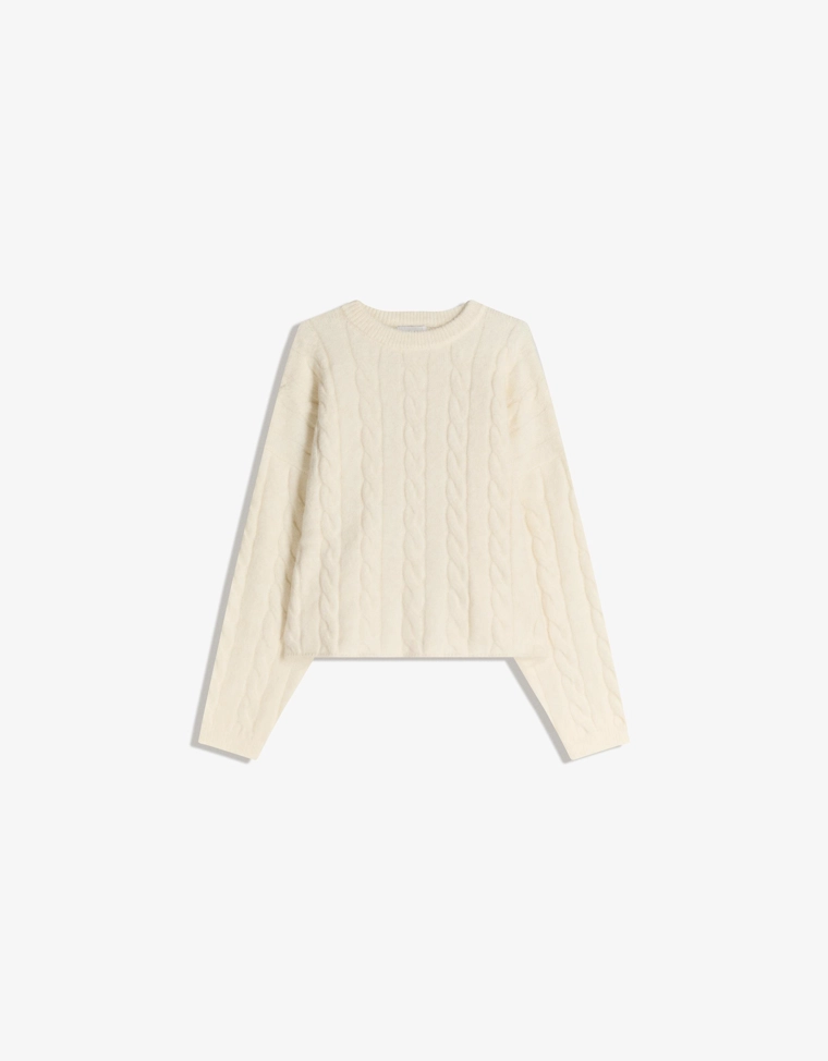 Свитер с узором косы