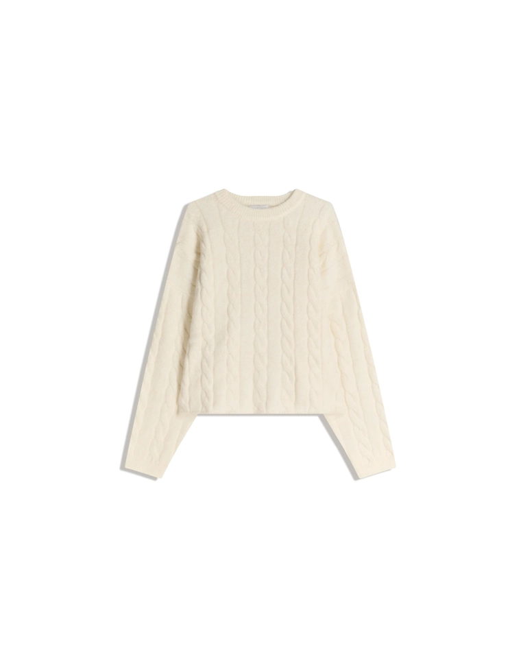 Свитер с узором косы