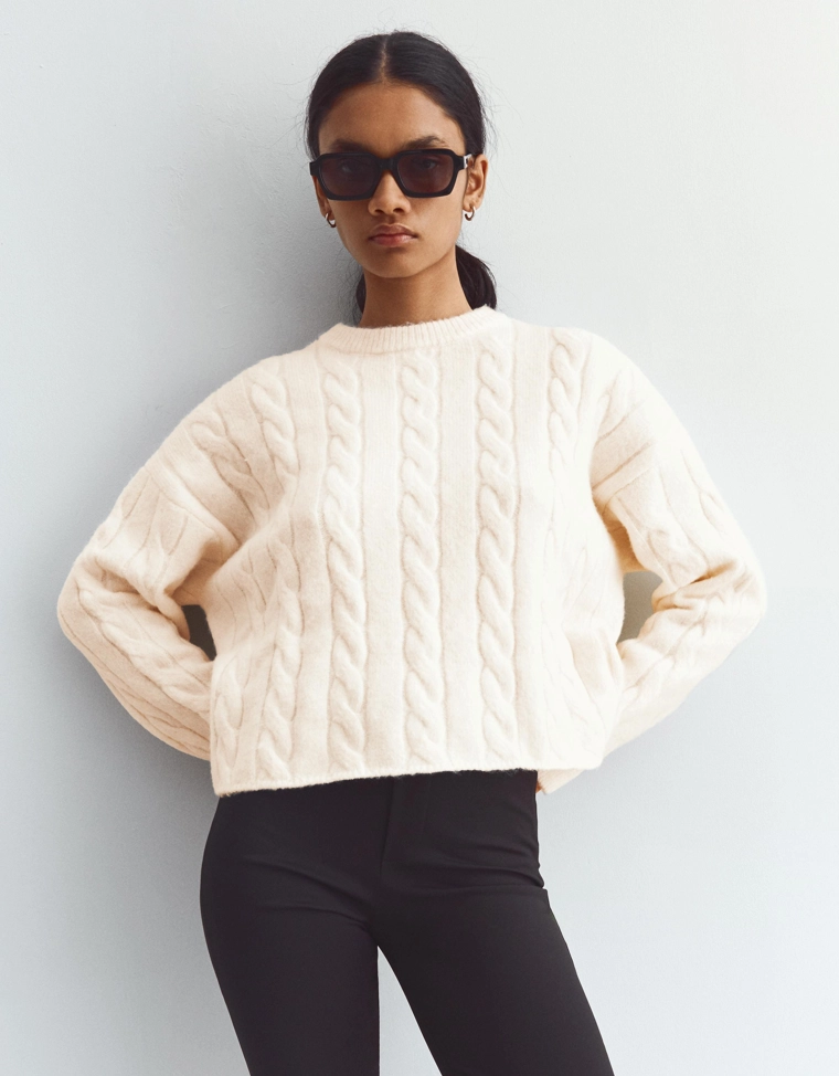 Свитер с узором косы