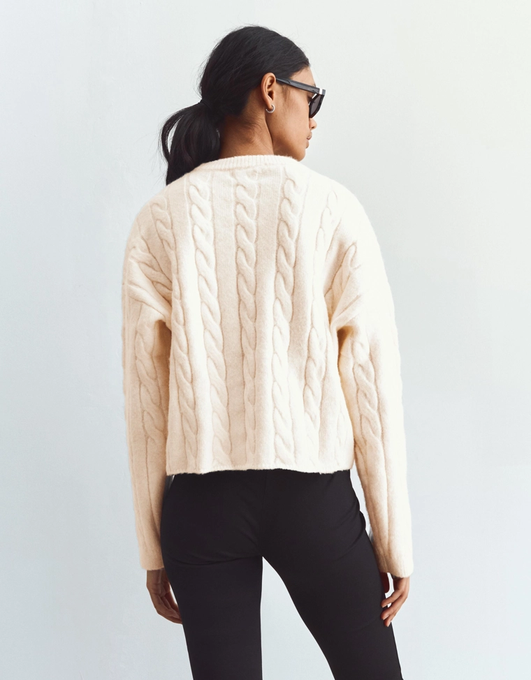 Свитер с узором косы