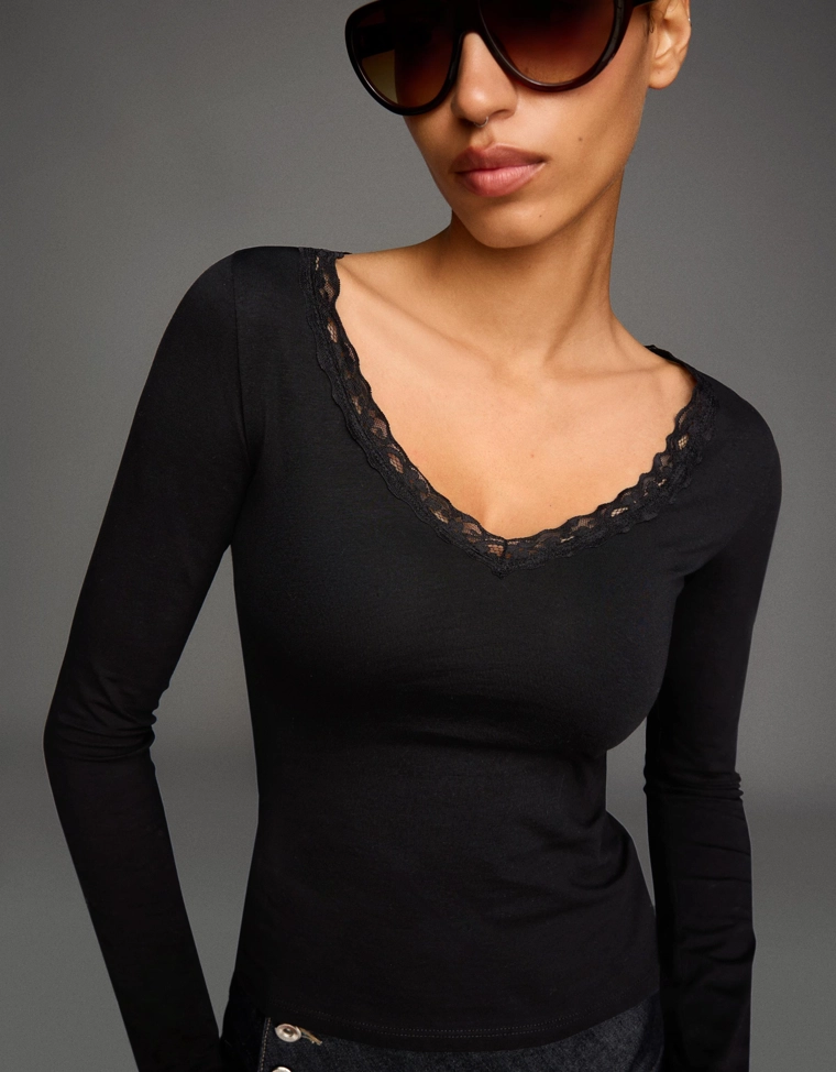 Лонгслив с кружевной отделкой