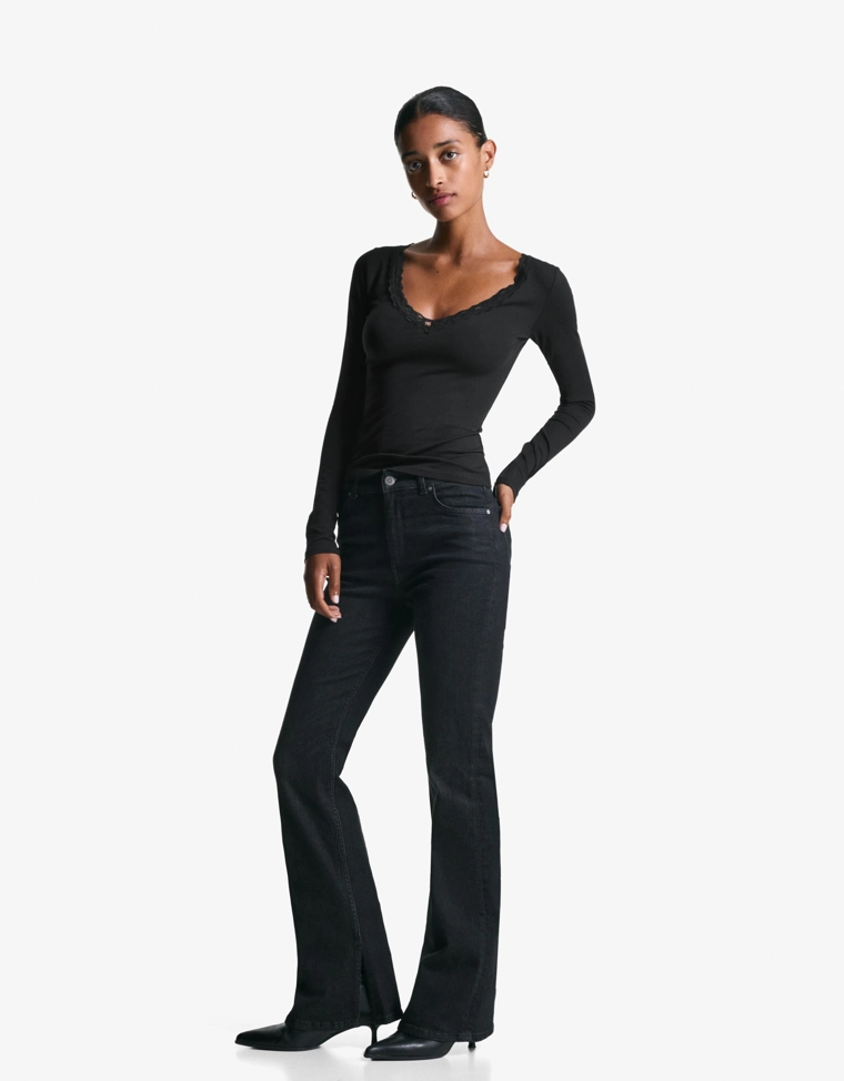 Лонгслив с кружевной отделкой