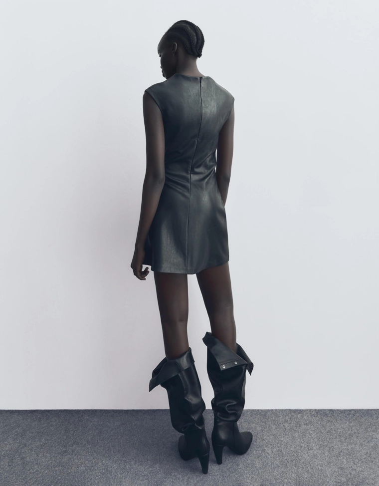 Мини-платье с эффектом кожи