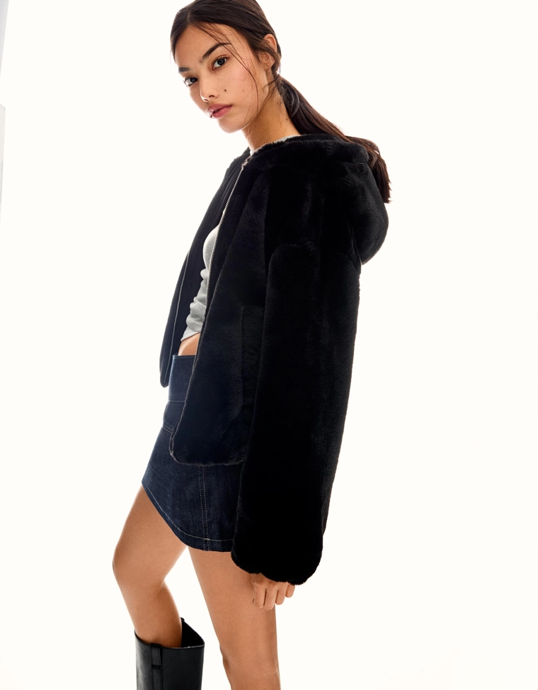 Куртка из искусственного меха с капюшоном