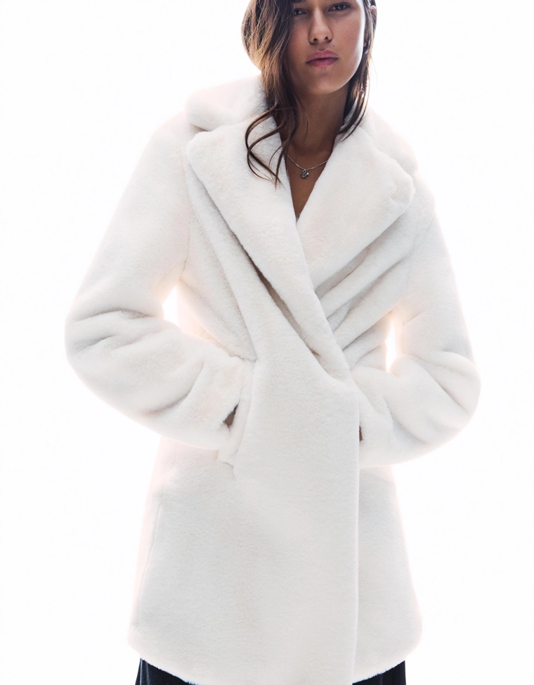 Пальто из искусственного меха
