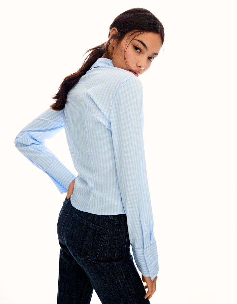 Приталенная рубашка с защипами