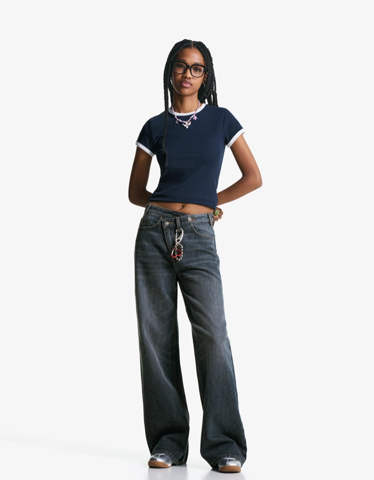 Джинсы с широкими штанинами и поясом на запахе