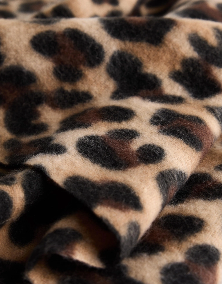 Шарф с анималистическим принтом