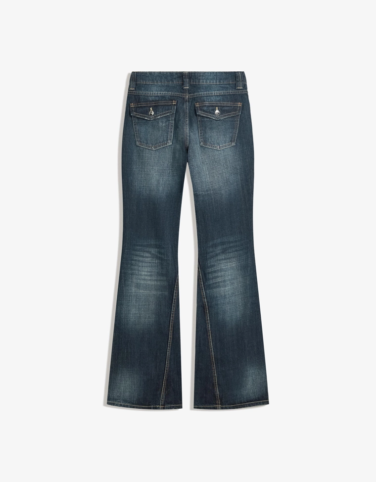 Расклешенные джинсы свободного кроя