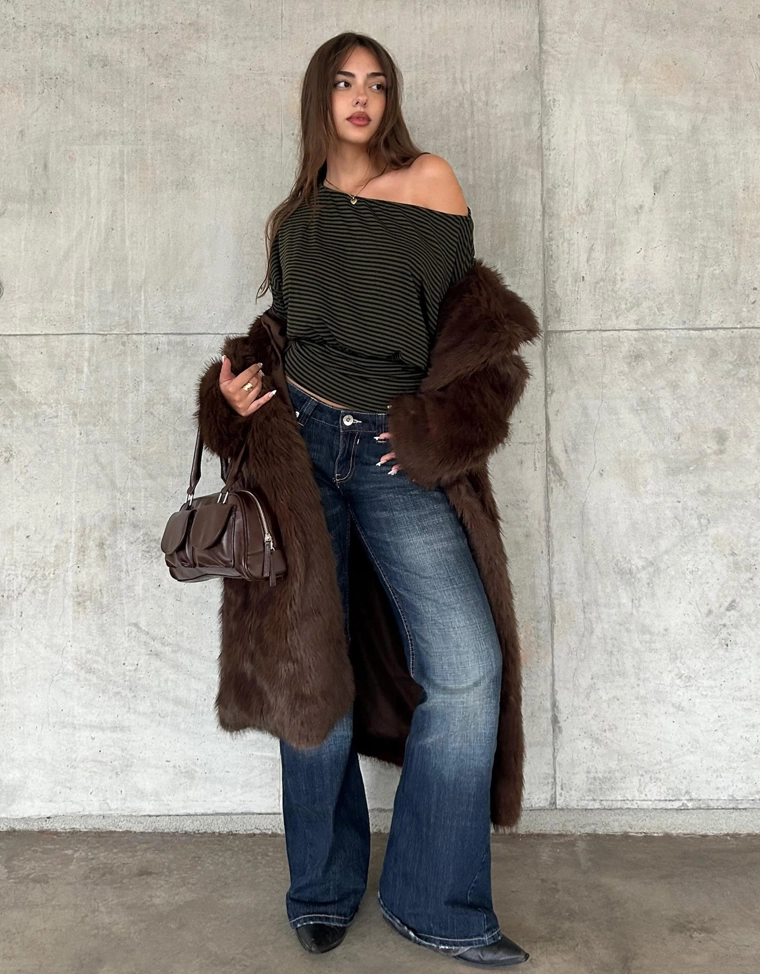 Расклешенные джинсы свободного кроя